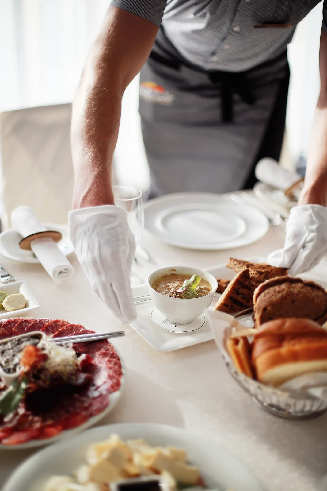 Restoran masasında yukarıdan çekilmiş yemek tabakları